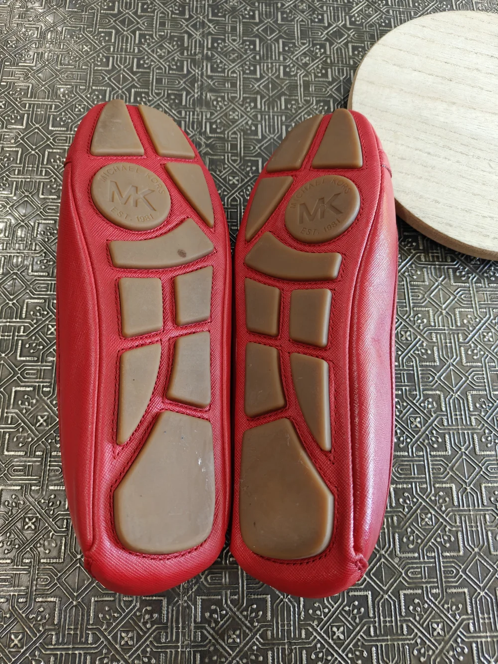 🐢 Michael Kors Fulton Moc leather flats Driving Shoe. Red With Gold Medallion - Picture 3 of 9